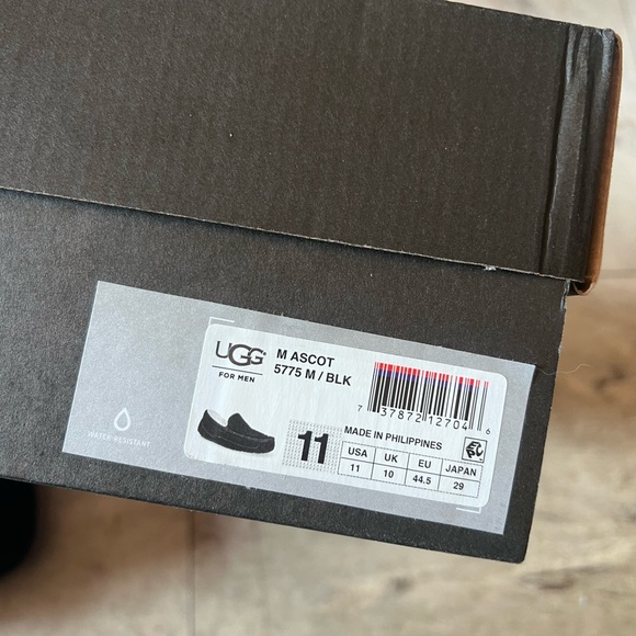 New in box!! UGG Men's Black and Cream Loafers SIZE 11 - Picture 4 of 4